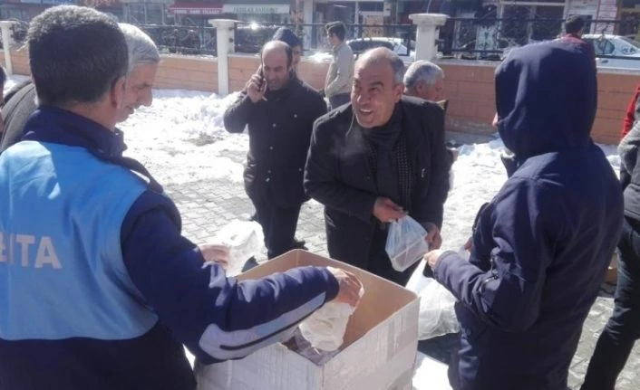 Özalp belediyesi kandil simidi ikram etti