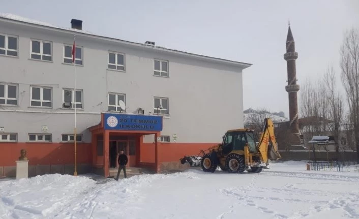 Özalp Belediyesi okullardaki temizlik yaptı