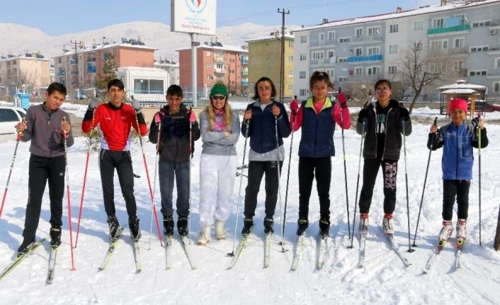 Parkı kayak pistine çeviren sporcular yarışlara hazırlanıyor