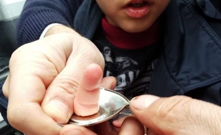 Parmağı su matarasına sıkışan çocuğu itfaiye ekipleri kurtardı