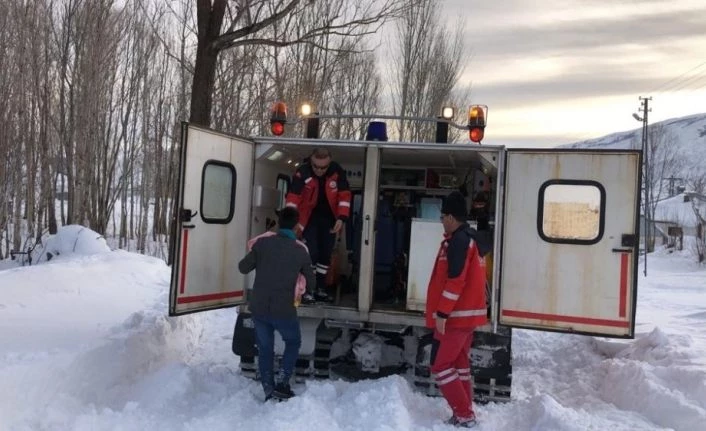 Rahatsızlanan 2 kardeş için karlı yollar aşıldı