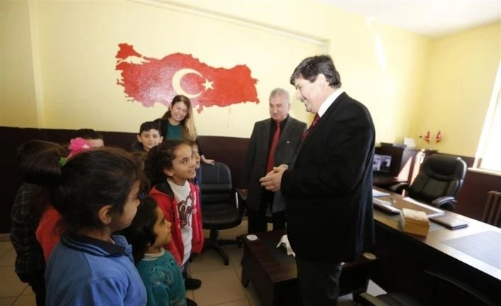 Rektör Amca" kampanyasında toplanan kitaplar Kıyıdüzü ilkokuluna teslim edildi