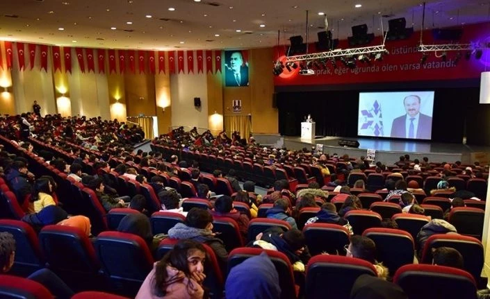 Rektör Çakmak, liselilere başarı ve kariyer dersi verdi