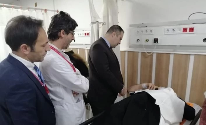 Sağlık Müdürü Hirik otobüs kazasında yaralananları hastanede ziyaret etti