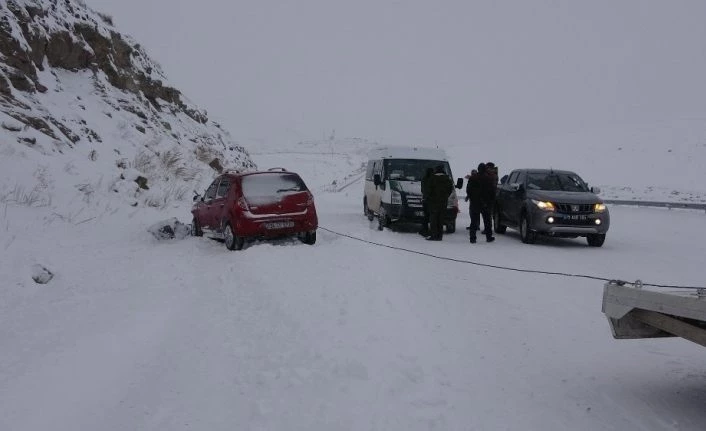 Sahara ve Mozeret Geçidi kar ve tipi nedeniyle ağır tonajlı araçlara kapatıldı