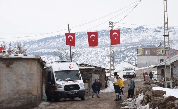 Şehidin haberi ailesine ulaştı, köyü Türk bayrakları ile donatıldı