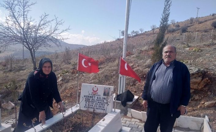 Şehit mezarındaki Türk Bayrağı’na Jandarma hassasiyeti