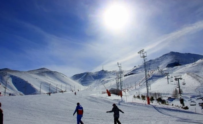 Sınır kapıları kapandı, Palandöken’de pistler boş kaldı