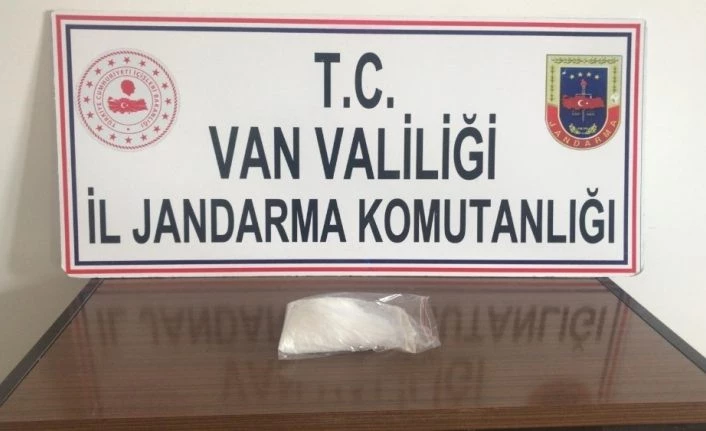 Van Gevaş'ta sırtına sardığı uyuşturucuyla yakalandı