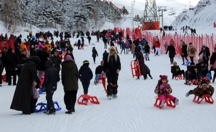 Sömestr tatilinin son günü Palandöken doldu taştı