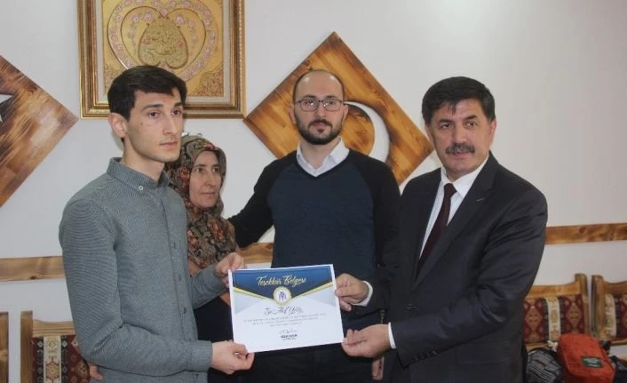Toplu taşımada büyüklerine yer veren gençlere teşekkür belgesi verildi