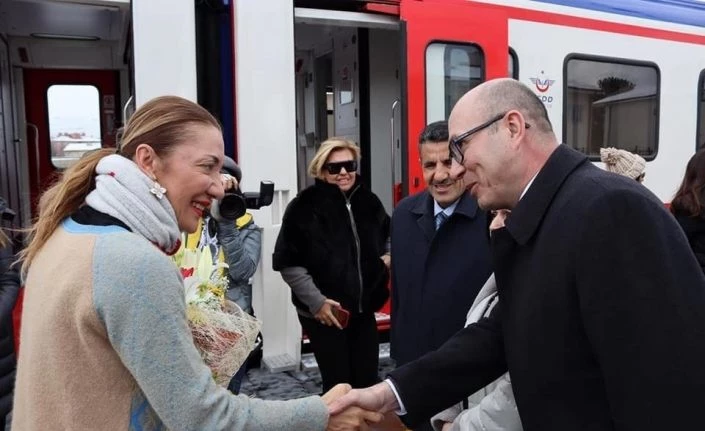 Turistik Doğu Ekspresiyle seyahate çıkan bakanın eşi Erzincan’da mola verdi