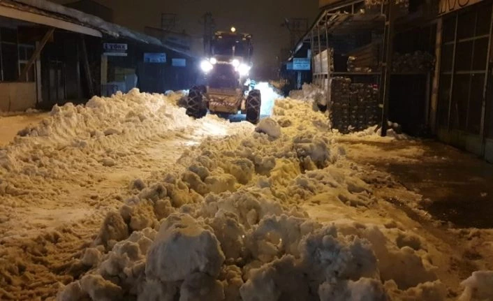 Tuşba Belediyesinin kar mesaisi gece de devam ediyor