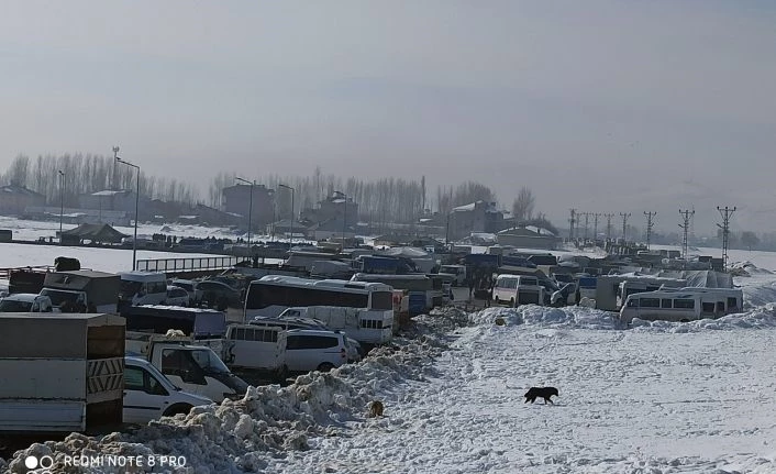 Tuşba Ziraat Odası Başkanı Özgökçe canlı hayvan meydanında çiftçilerin sorunlarını dinledi