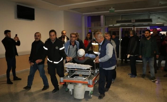 Üzerine çığ düşen minibüsten sağ kurtulan 5 kişi hastaneye kaldırıldı
