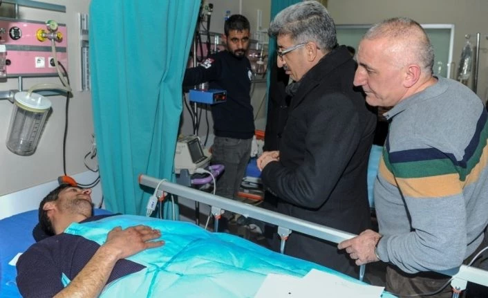 Van Valisi Bilmez ve Rektör Şevli’den yaralılara ziyaret