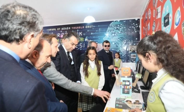 Vali Oktay Çağatay, robotik kodlama sınıfının açılışını yaptı