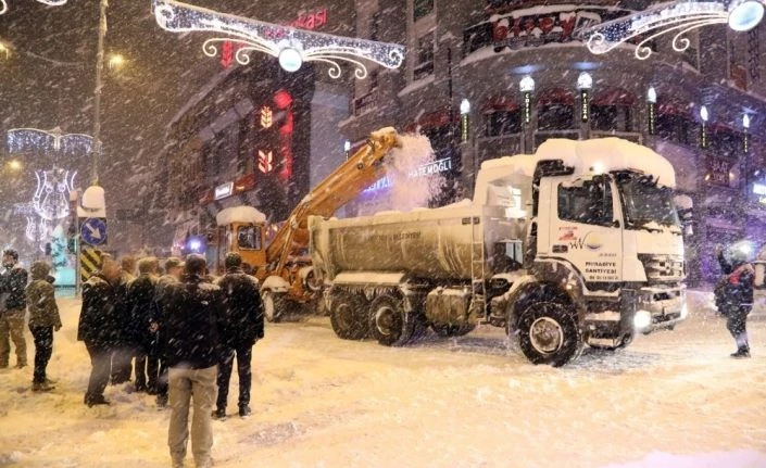 Van son 52 yılın en büyük üçüncü kar yağışını aldı