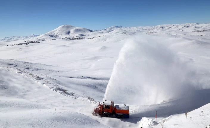 Van’da 765 yerleşim yeri ulaşıma kapandı