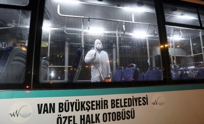Van’da korona virüse karşı toplu taşıma araçları ilaçlanıyor