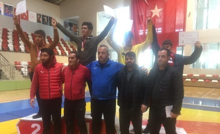 Vanlı güreşçiler Türkiye finallerine katılmaya hak kazandı