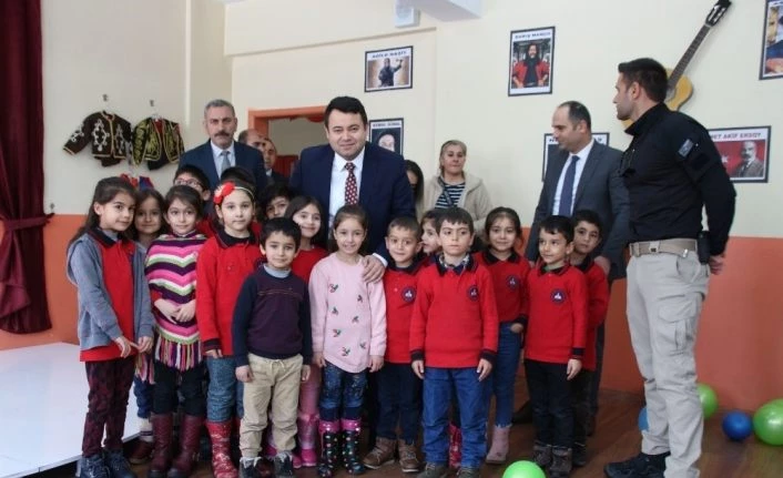 Varto’daki Şehit Coşkun Özcan İlkokuluna kütüphane