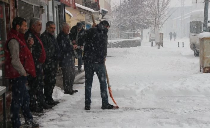 Vartolular Mart ayını beklerken kar sürprizi ile uyandılar