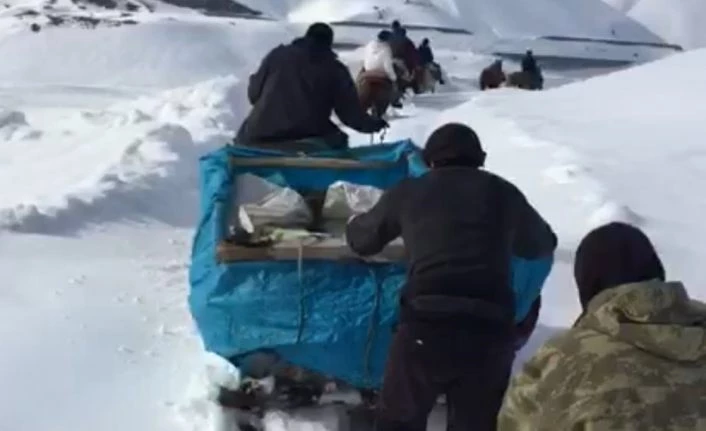 Yüksekova’da hastayı atlı kızakla 13 kilometre taşıdılar