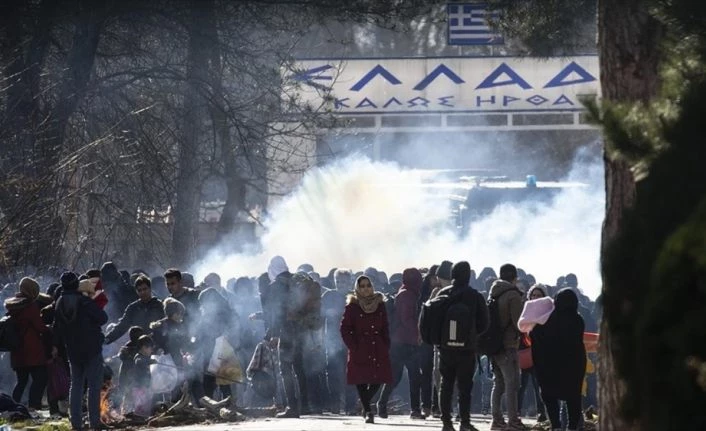Yunan sınır polisi göçmenlere biber gazı ve ses bombasıyla müdahale etti