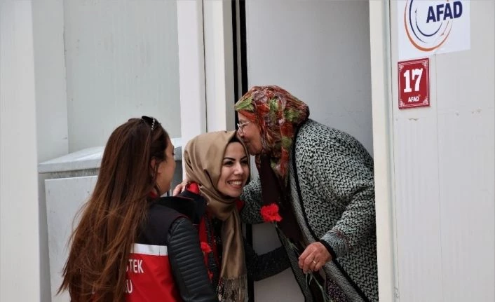 76 yaşındaki depremzede Naciye teyzeye Kadınlar Günü sürprizi