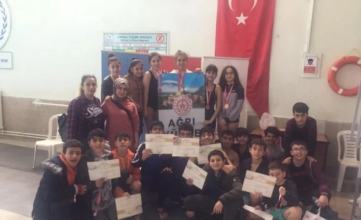 Ağrı Kız-Erkek yüzme takımlarından 55 madalya