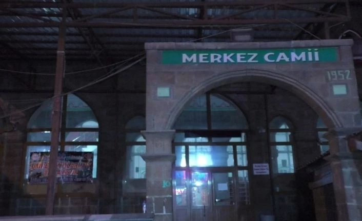 Ağrı’da camiilerde yatsı ezanının ardından dualar yükseldi