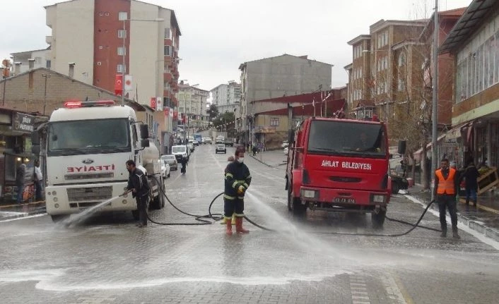 Ahlat’ta cadde ve sokaklar ilaçlı suyla yıkanıyor