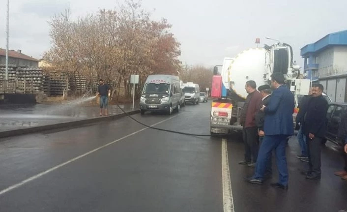 Akyaka’da caddeler yıkanıyor