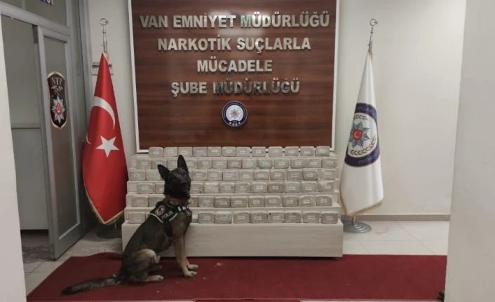 Van'da aracın iç yan döşemesinde 37 kilo 780 gram eroin çıktı