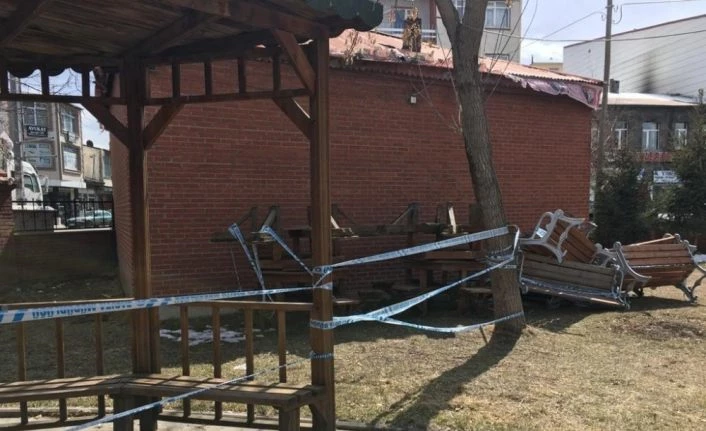 Ardahan’da parklarda ki banklar sökülüyor