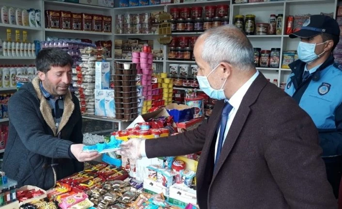 Çaldıran Belediye Başkanı Ensari maske ve eldiven dağıttı