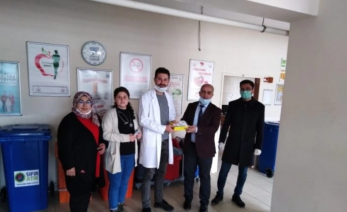 Çaldıran Belediye Başkanı Ensari’den Toplum Sağlığı Merkezine ateş ölçer cihazı