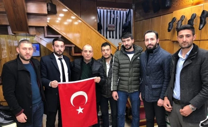 Battalgazi’de bayrak dağıtımı