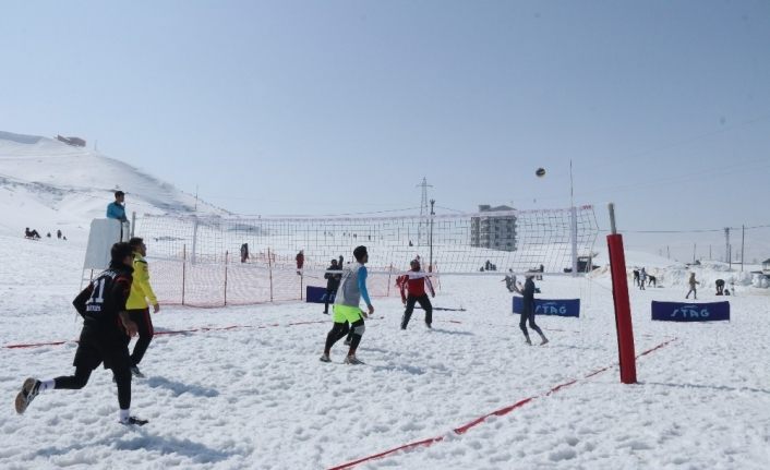 Bitlis’te ilk kez düzenlenen kar voleybolu büyük ilgi gördü