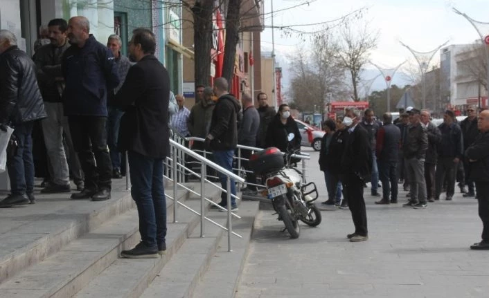 Çalışma süresi 5 saate düştü, banka önlerinde kuyruklar oluştu
