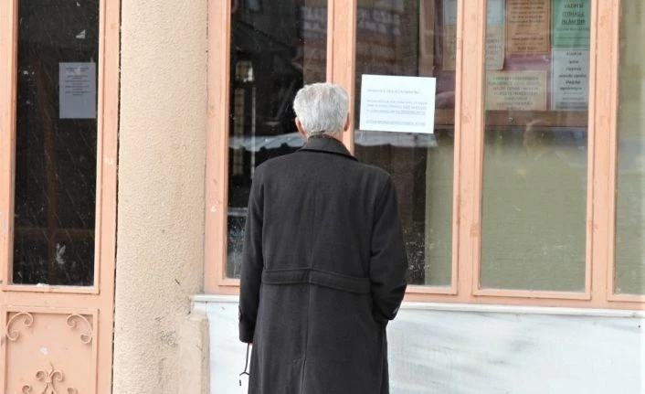 Van'da cami kapısına asılan yazıyı görünce geri döndüler