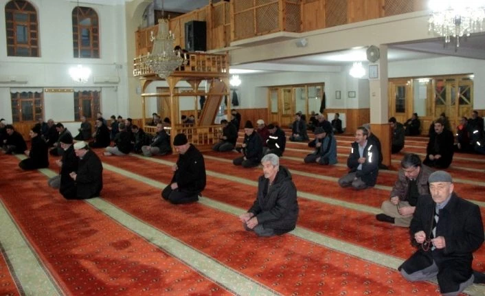 Cami Kebir’de eller semaya Mehmetçik için açıldı