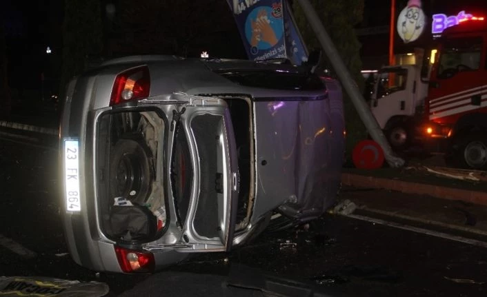 Çarpışan otomobillerden biri yan yattı: 3 yaralı