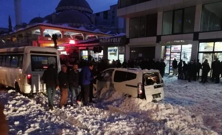 Çatıdan düşen kar kütlesi araçları kullanılamaz hale getirdi
