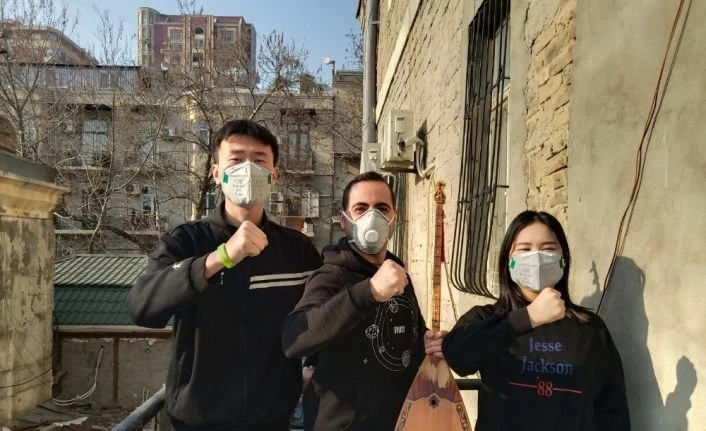 Çinli öğrencileriyle birlikte korona virüsüne beste yaptı
