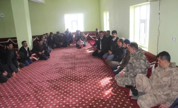 Depremden etkilenen Başkale'deki mahallelere ‘geçmiş olsun’ ziyareti