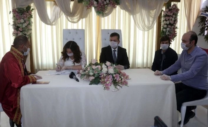 Van Edremit’te maskeli nikah