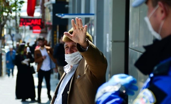 Elazığ polisi hem alış veriş yapıyor, hem sokakta vatandaşı uyarıyor