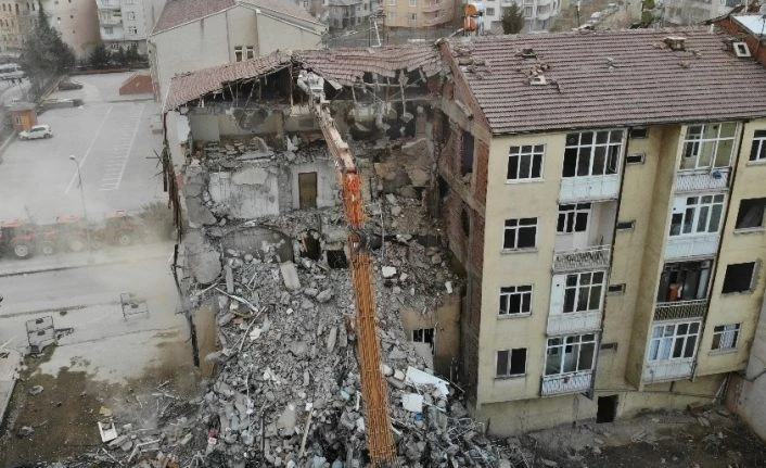 Elazığ’da depremin ardından ağır hasar alan bin 159 yapı yıkıldı